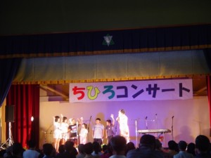 上津小学校の6人で「私と小鳥と鈴と」の朗唱。上手に出来た人～？という質問に5人が手をあげました。1人上げなかったけど、自分に厳しいことはいいことだ！