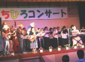 最後は出演者全員と客席の皆様も一緒に、西谷発ふるさとソング「風薫るふるさと」を大合唱！