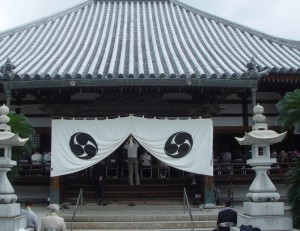 本堂から溢れるほどお参りです