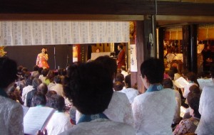 最後はコーラス「至韻会」の皆さまを中心にお客様も一緒に「私と小鳥と鈴と」を合唱