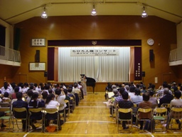 小学生の児童が先生にじゃれながら手話をしているのがとてもかわいかったです♪