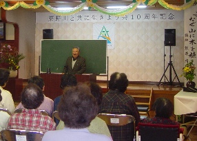 ご講演は愛媛大学名誉教授熊井先生。山の環境を人間が保つことがいかに大切かを実感