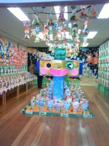 園児たちの作品でお部屋がキラキラ見えました