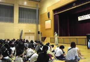 保護者と児童が隣に座っての席は珍しいです