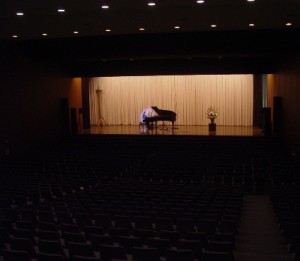 広い広いホール。リハーサル中