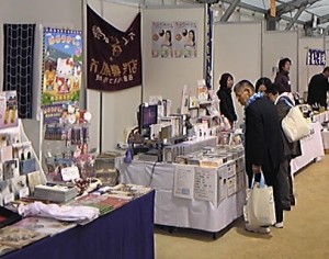 道路を挟んでの物販エリアでは京都市で私のＣＤを販売してくださっている「市原栄光堂」様も。私のポスターまで貼ってくださって感激！