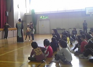 ６年生と１年生からお礼の言葉と花束をいただきました