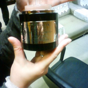 受賞内容の文字盤も写してみましたが、よく見えないですね（笑）。