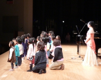 地元の保育園と幼稚園合同での朗唱「私と小鳥と鈴と」とてもかわいく元気でした！