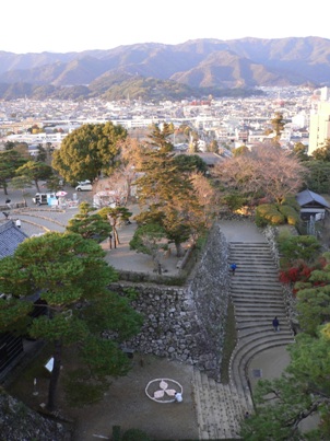 天守閣から眺めた境内。土佐藩山内家の家紋もキャンドルで。後に岩崎弥太郎が創設した三菱のマークの原型。