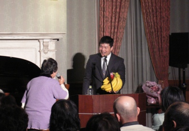 門司港バナナのプレゼントも。感動の想いをお客様がマイクを持って話してくださったようです。