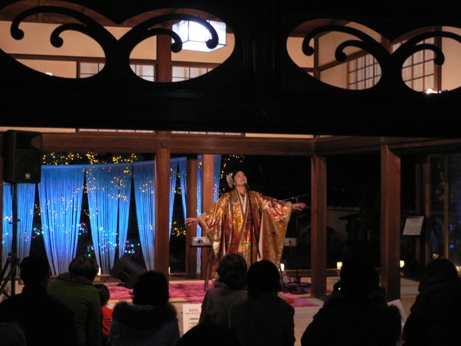 １曲目は十二単風着物で登場し、和歌の歌を。