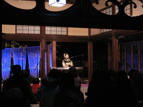 みすゞさんの歌は十二単ではなく着物ドレス。