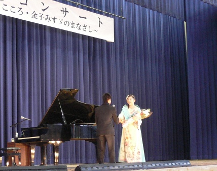 最後に生徒代表の男子生徒さんから花束をいただきました。