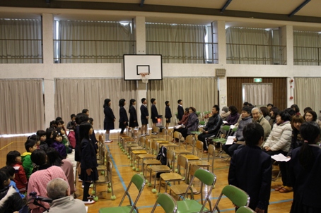 「私と小鳥と鈴と」は全校児童で朗唱。園児たちは興味津津。