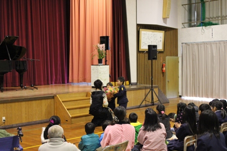 児童代表からの花束贈呈をしていただき、とてもかわいらしかったです☆