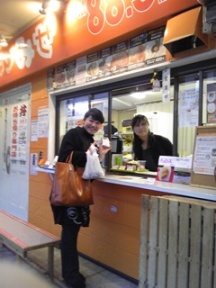 FM TANABEのアンテナショップにて。さんまのお寿司とチュロスを買いました♪