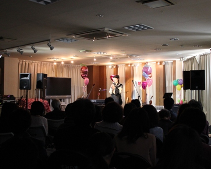 第一部は「日の光」から始まり５曲歌いました。