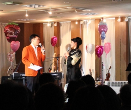 司会のやすべぇさんとトークも。数年ぶりにご一緒するステージで、いろいろ話も弾みます。