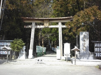 現在の参道入口の鳥居です
