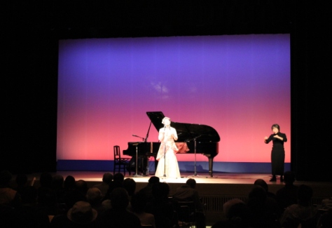 手話通訳の方も心を込めて手話してくださいました。