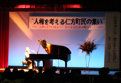 照明も色鮮やかにアレンジしてくださっています