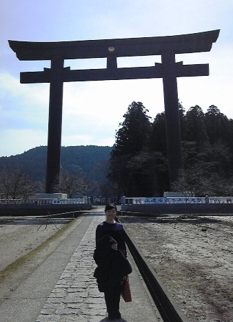 日本一の鳥居。昔はこの鳥居の向こう側に熊野本宮大社があったのです。水害などが多かったため、今の場所へと遷されました。