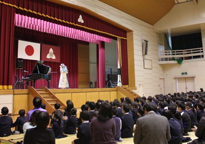 「石ころ」はみんなノリノリの拍手♪