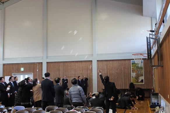 体育館の前後に分かれて大騒ぎ！いつも「もちまき」だけは本当にものすごく盛り上がります。なんなんでしょう、この胸騒ぎ（笑）。