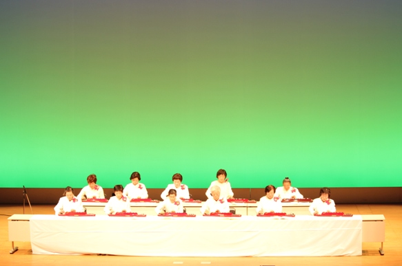 最初は地元の方々の様々なアトラクションが。