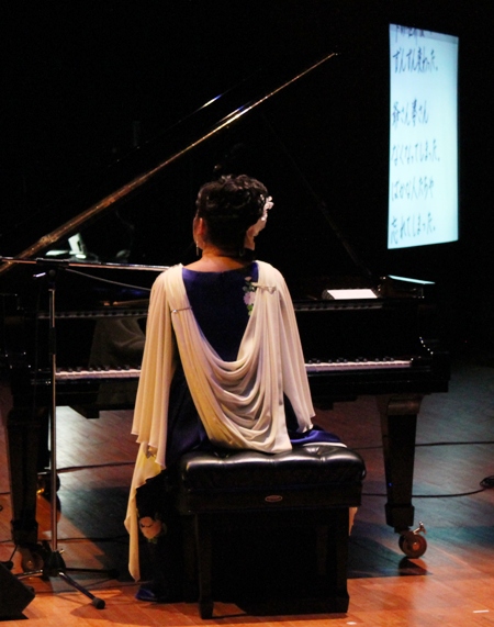 「かぐやひめ」の弾き語りの珍しいステージショット。ドレスの後ろ姿のドレープをご覧ください（笑）。