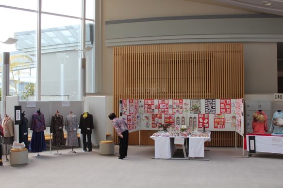 ロビーでは、展示会も。アットホームな雰囲気です。