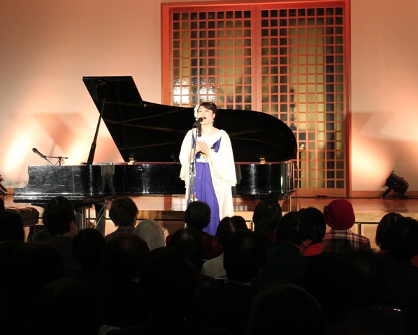 第二部。休憩タイムにはバザー商品がほぼ完売という嬉しいお知らせも受け、歎異抄の歌からスタートしました。