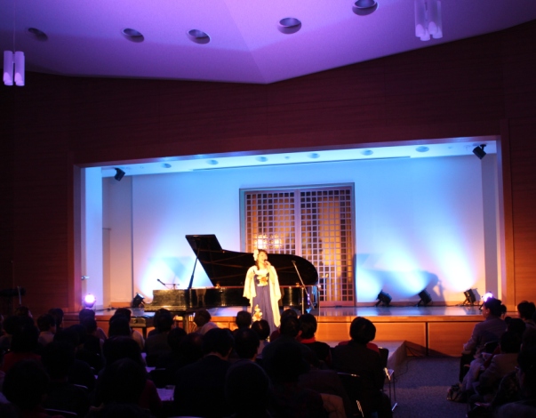 犯罪被害者の会の方々のエピソードも交え、「いのちのミュージアム」のお話をさせていただき、「零～つなぐいのち～」も歌いました。会場には広島県のその会の方も来てくださいました。