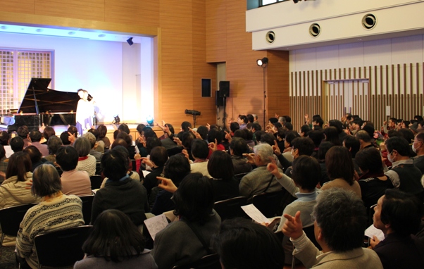 やっぱりこの日も「私と小鳥と鈴と」は手話で♪