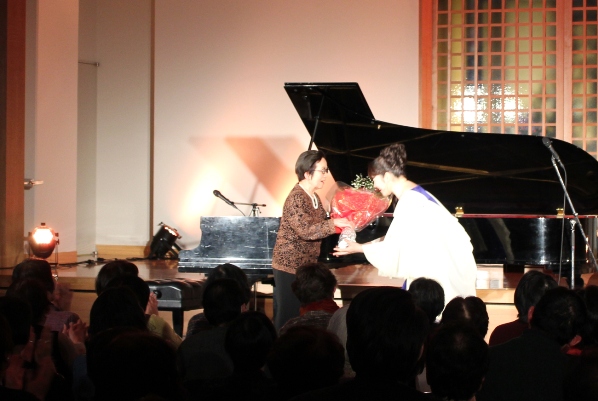 最後の曲は「マイウェイ」で、そして主催者代表の方からお花もいただきました♪