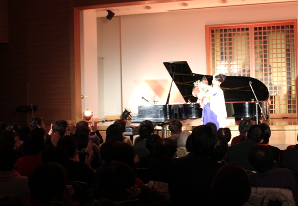 アンコールは「明るい方へ」。