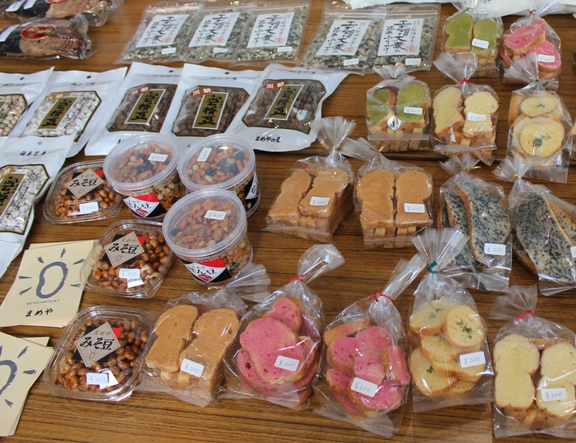 こちらは、福島県郡山市にお店があります、パンやさん「パルピーターパン」さんのラスク、そして「まめや」さんのお豆の数々！そして、写真一番上は、エゴマと大葉のふりかけです♪