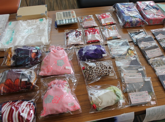 さあこちらが、仮説住宅のお母様たちが作られた手芸品の数々。とても丁寧に心込めて作られた思いが伝わってくる商品です。