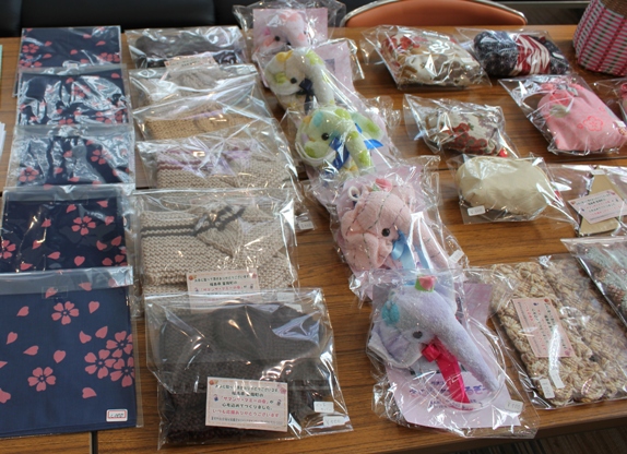 くつしたカバーもお洒落だし、ポーチもいろんな色どり。タオル掛けもかわいい「さくらさかせるぞう」というネーミング。