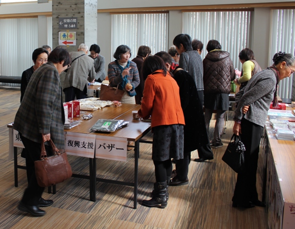 開演前からこの賑わい！なんと半分以上が開演前に売れました。
