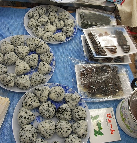 福島県の天栄村の特産品のお米「天栄米」と、山口県長門市のわかめのふりかけのコラボレーションなのです。福島と山口の「おにぎり」です。