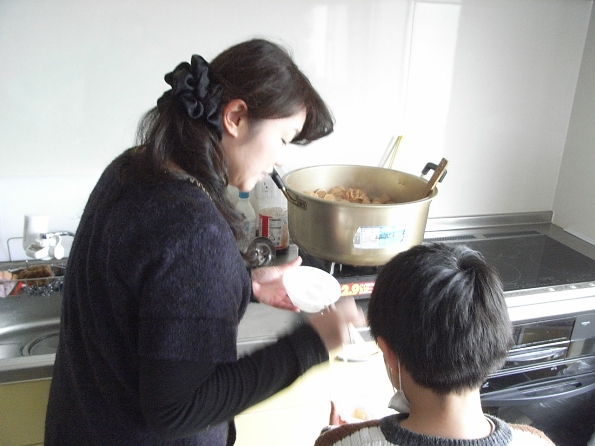 ばれちゃった（笑）。宗方さんの息子さんと一緒につまみ食い♪美味しい～♪