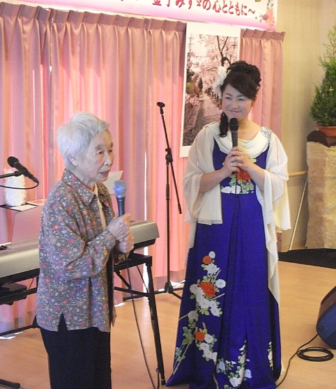 ご自身も戦後の厳しい状況を乗り越えられた体験から、大震災の被災地の皆さまへ思いを語られました。心寄り添っていたいと、そして自分自身つらかった過去があるけれど、信じて生き続ければきっと希望が見えてくるとお話され、多くの方々が涙されました。