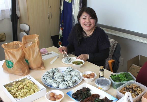 本番前にいただきまーす！食べてばっかり（笑）地元の食材でのおかずもたくさん作ってくださり、差し入れもありで、温かなお心をたくさん感じて。