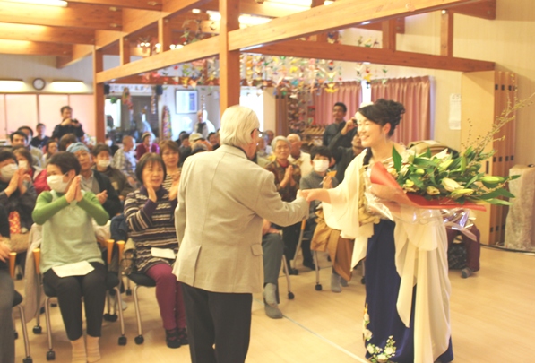 最後には仮設住宅の自治会からもお花をいただき・・・