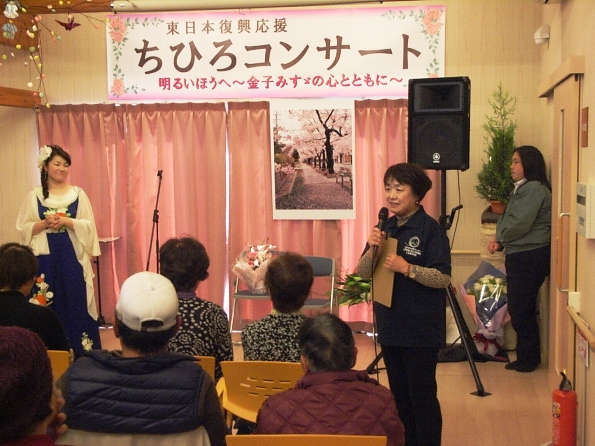 青木先生が「震災というきっかけは複雑だけれども、でもこうして出逢えたご縁には感謝ですね」とお話してくださいました。その後ろに映る桜の写真パネルは、富岡町のシンボル、夜ノ森の桜です。