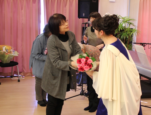 そしてふさえさんにも、お花が♪地元の方々の温かなお気持ちいっぱいいただきます。