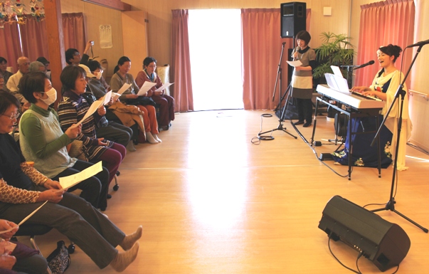 皆さんと一緒に四季の歌のメドレーです。