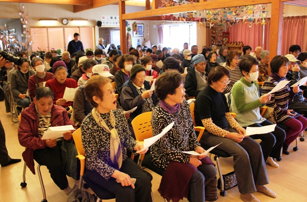 とても大きく綺麗な歌声が会場いっぱいに広がりました。